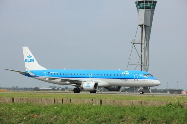 Амстердам, Нідерланди-Серпень 10 2015: Ph-EZS KLM Cityhopp — стокове фото