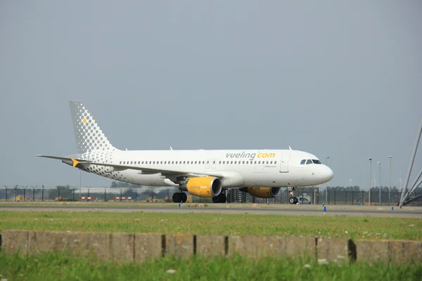 Amsterdã, Holanda - 10 de agosto de 2015: EC-KDX Vueling Airb — Fotografia de Stock