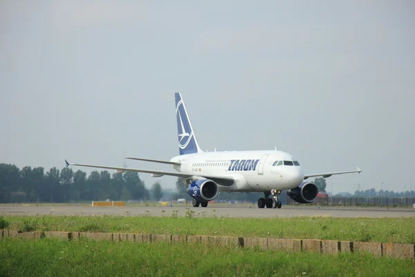 Amsterdam Schiphol Airport - August, 10th 2015: YR-ASB TAROM Air — Stockfoto