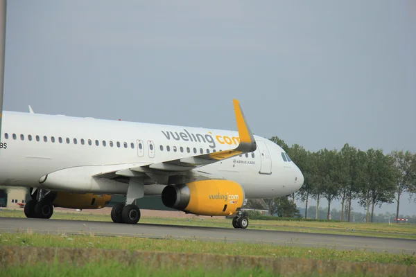 Aeropuerto de Amsterdam Schiphol - 10 de agosto de 2015: EC-MBS Vueling A —  Fotos de Stock