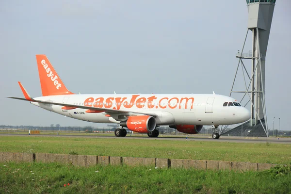 Amsterdam Schiphol Airport - 10 de agosto de 2015: G-EZWL easyJet A — Fotografia de Stock