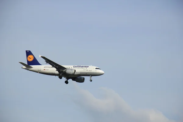 Amsterdam Schiphol Airport - April 1st 2016: D-AILS Lufthansa Ai — Stock Photo, Image