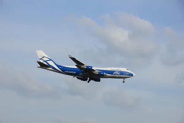 Amsterdam Schiphol Lufthavn 1. april 2016: VP-BIM AirBridgeCar - Stock-foto