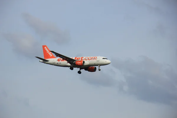 Amsterdam Schiphol Airport - 01 de abril de 2016: G-EZSM easyJet Airb — Fotografia de Stock