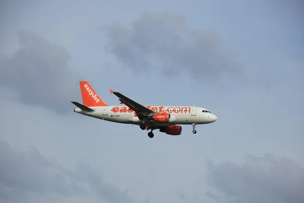 Amsterdam Schiphol Airport - April 1st 2016: G-EZSM easyJet Airb — Stockfoto