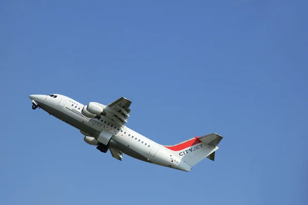 Amsterdam, Niederlande - 12. juni 2015: ei-rjz cityjet britis — Stockfoto