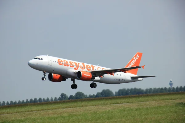 Ámsterdam, Países Bajos - 12 de junio de 2015: G-EZTI easyJet Airbus —  Fotos de Stock
