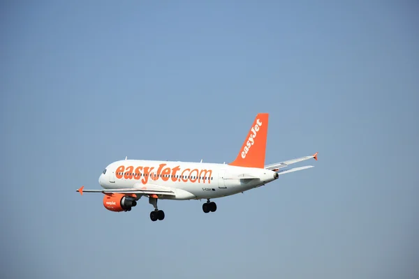 Amsterdam, Nizozemsko - 12. června 2015: G-Ezay easyjet Airbus — Stock fotografie