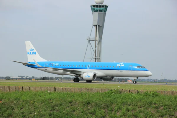 Aeroporto di Amsterdam Schiphol - 10 agosto 2015: PH-EZM KLM Cityh — Foto Stock