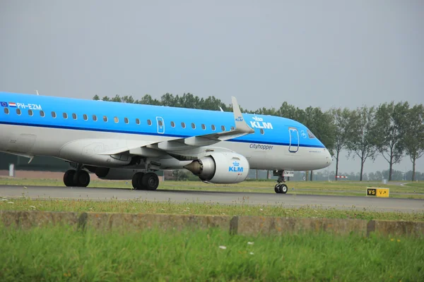 Amsterdam Schiphol Airport - August, 10th 2015: PH-EZM KLM Cityh — Stock Photo, Image