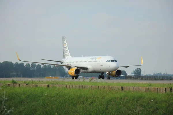 Amsterdam Schiphol Airport - August, 10th 2015: EC-MBS Vueling A — Stock Photo, Image