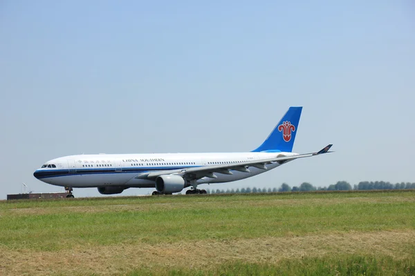 Amsterdam, The Netherlands - June 12 2015: B-6515 China Southern — 图库照片