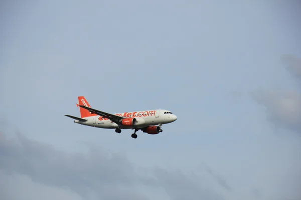 Amsterdam schiphol flughafen - 1. april 2016: g-ezsm easyjet airb — Stockfoto