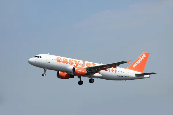 Amsterdam, Nederland - 12 juni 2015: G-Ezti easyjet Airbus — Stockfoto