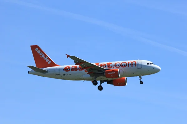 Na amsterdamskie lotnisko Schiphol - 5 maja 2016: G-Ezbn easyjet Airbus — Zdjęcie stockowe