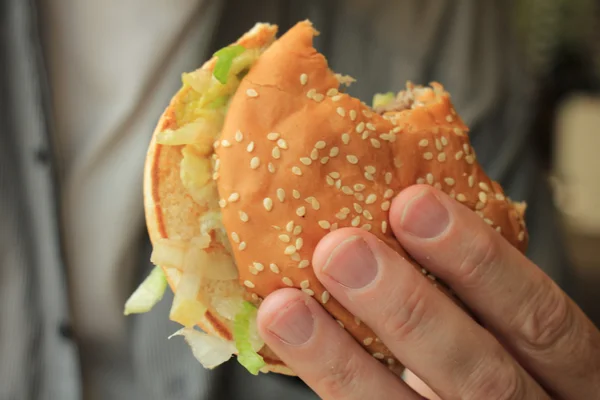 Man holding a hamburger — Stock Photo, Image