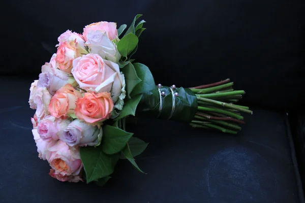 Rosas pasteles en ramo nupcial — Foto de Stock