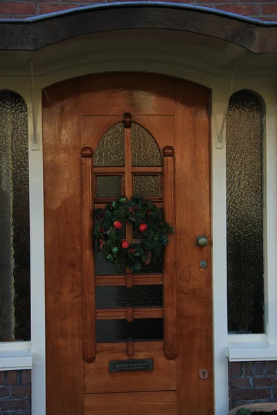 Puerta delantera con decoraciones navideñas — Foto de Stock