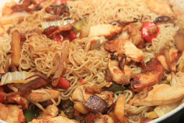 Tay tavuk ve erişte