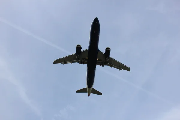 Plane approaching runway — Stock Photo, Image