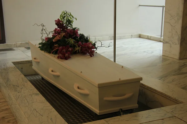 Caixão branco com flores funerárias — Fotografia de Stock