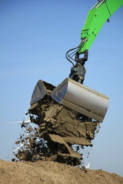 Una excavadora verde — Foto de Stock