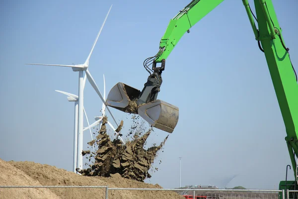 Una excavadora verde — Foto de Stock