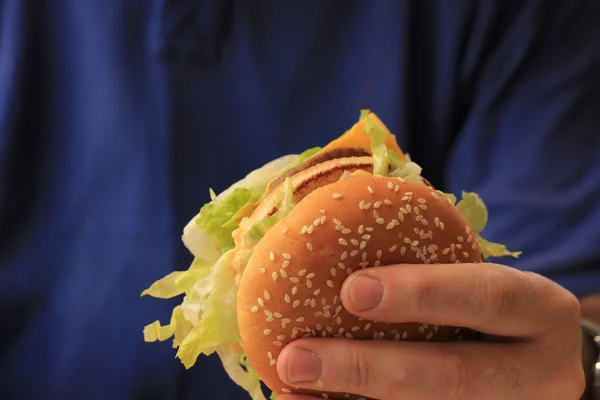 Man holding hamburger — Stock Photo, Image