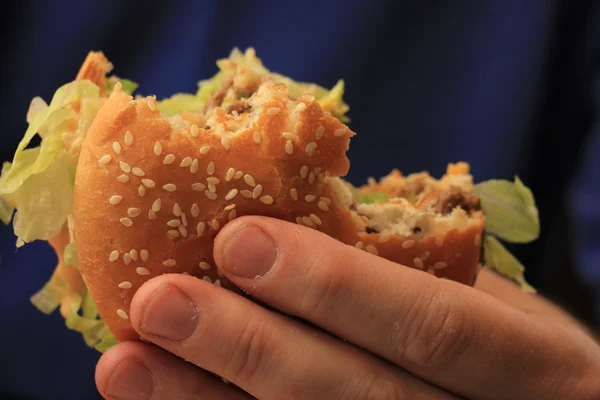 Man holding hamburger — Stock Photo, Image