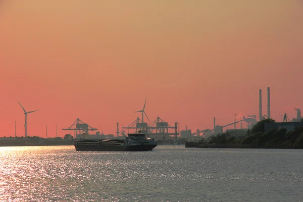 Um pôr do sol industrial — Fotografia de Stock