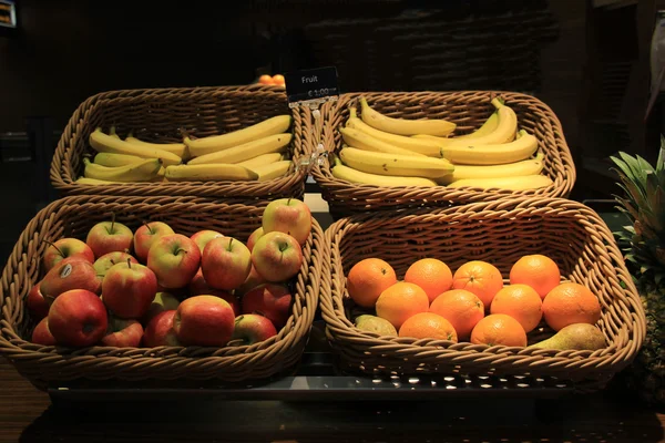 Früchte in Körben — Stockfoto