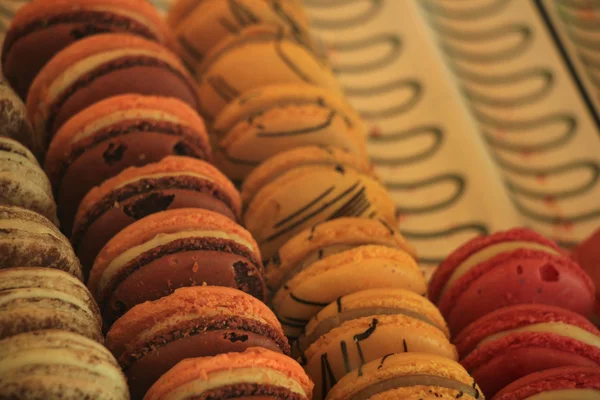 Macarons apilados en exhibición — Foto de Stock