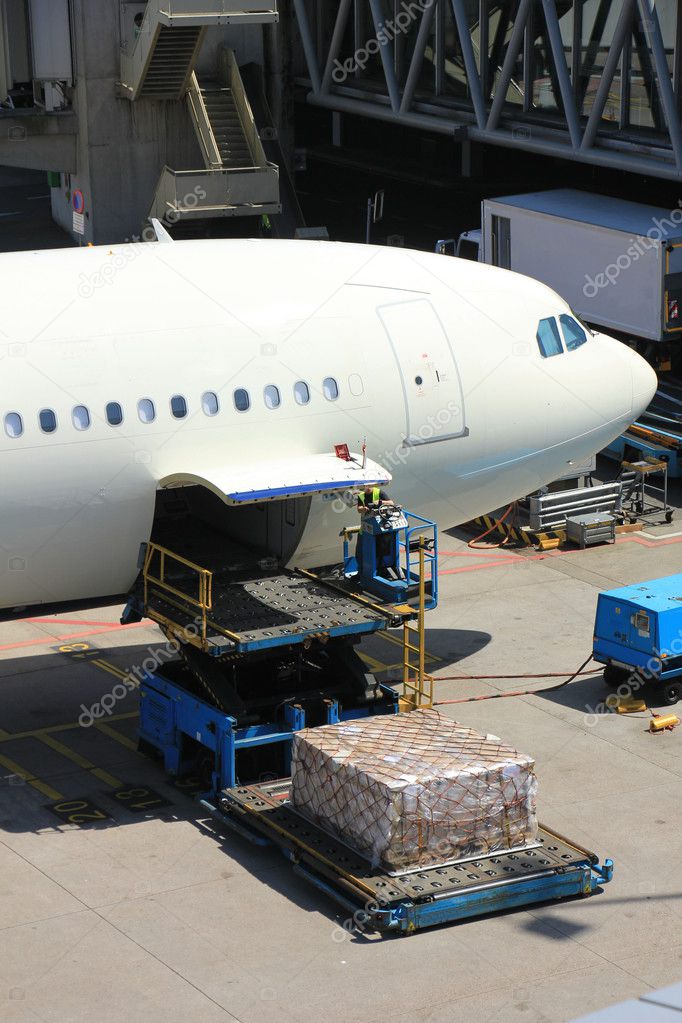 Loading cargo on a plane