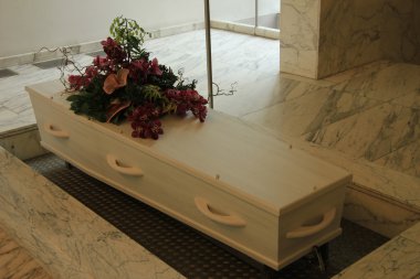 Beyaz tabut cenaze çiçek ile