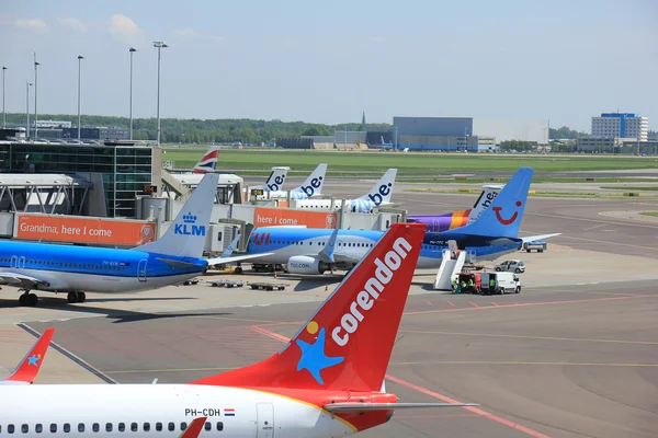 Ámsterdam Países Bajos - 13 de mayo de 2016: Aviones en plataforma — Foto de Stock