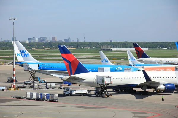 Ámsterdam Países Bajos - 13 de mayo de 2016: Aviones en plataforma — Foto de Stock