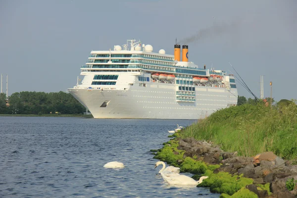 Velsen, Nederland, 4 juni 2016: Costa Neo Romantica op — Stockfoto