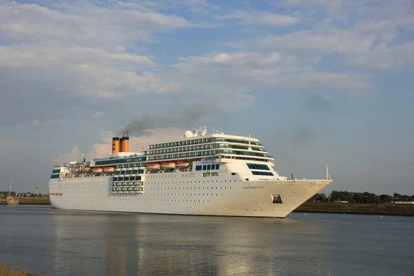 IJmuiden, Belanda, 4 Juni 2016: Costa Neo Romantica — Stok Foto