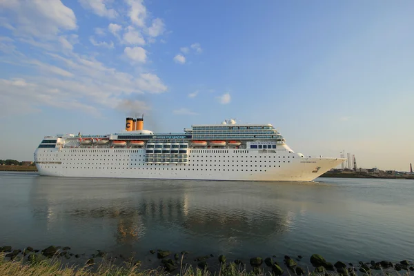 IJmuiden, Holanda, 4 de junho de 2016: Costa Neo Romântica — Fotografia de Stock