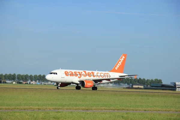 Ámsterdam, Países Bajos - 9 de junio de 2016: G-EZBC easyJet Airbu —  Fotos de Stock