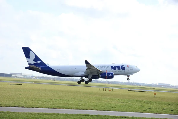 Амстердам, Нідерланди, 11 квітня 2015: Mng авіакомпаній Tc-Mcz — стокове фото