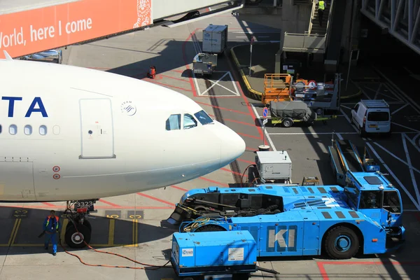 Amsterdam Países Bajos - 13 de mayo de 2016: N823NW Delta Air Lin — Foto de Stock