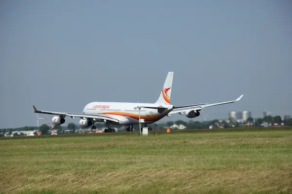 Amsterdam, Nederland - 12 juni 2015: Pz-Tcp Surinam Airways — Stockfoto