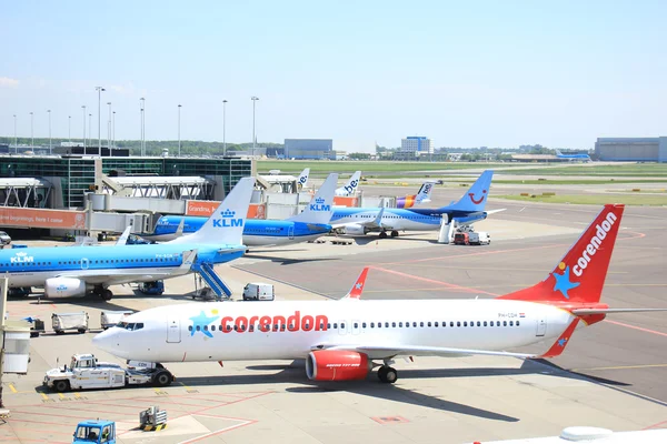 Amsterdam The Netherlands -  May 13th 2016: Planes on platform — Stock Photo, Image