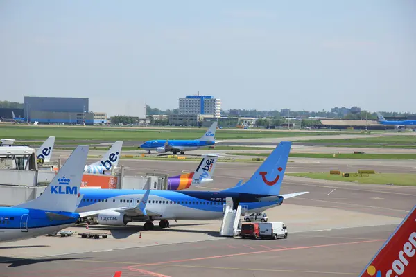 Amsterdã Holanda - 13 de maio de 2016: aviões na plataforma — Fotografia de Stock