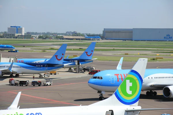 Ámsterdam Países Bajos - 13 de mayo de 2016: Aviones en plataforma —  Fotos de Stock