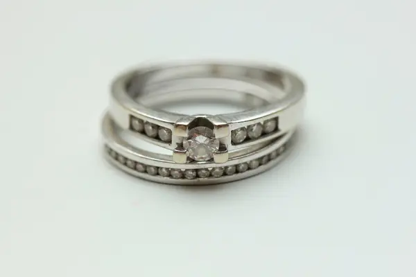 Ułożone pierścienie Diamond — Zdjęcie stockowe