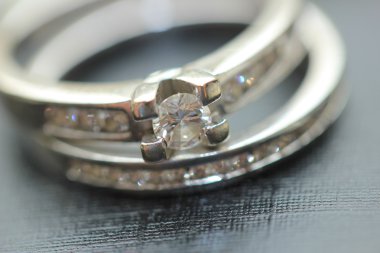 Yığılmış elmas yüzük