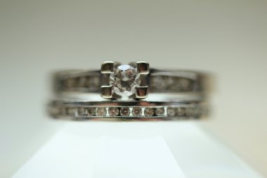 Elmas yüzük yığınları