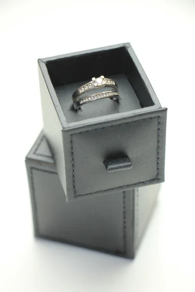 Anéis de diamante na caixa — Fotografia de Stock